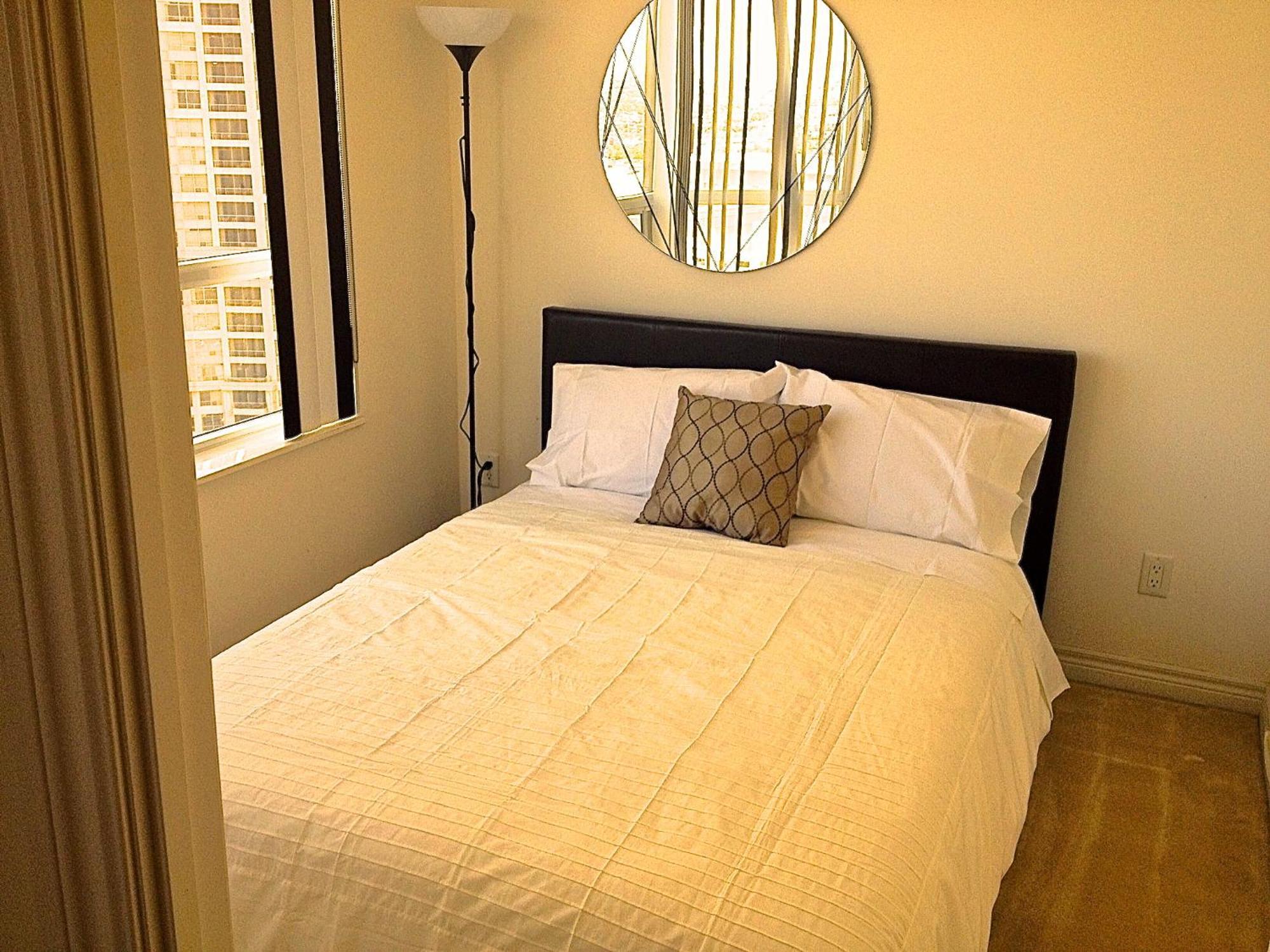 Royal Stays Furnished Apartments - Square One Mississauga Zimmer foto